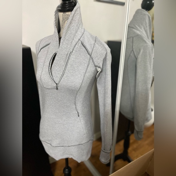 Lululemon size 4 stretchy long sleeve - Picture 1 of 7